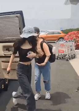 杨幂身材上抖音热搜，是不是羡慕嫉妒恨呢！