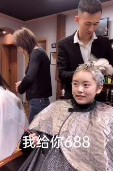 搞笑：小姐姐染个发要680元，机智应对让理发师傻眼！