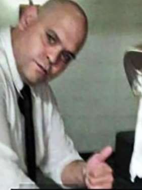 葬礼工作人员合影马拉多纳遗体竖大拇指引众怒