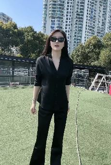网红小姐姐「念然」一身黑色系穿搭分享户外日常 网友:气质杠杠的