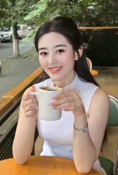 炽爱小姐姐分享日常喝咖啡vlog,网友:梦中情人女神!