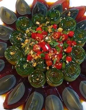 过年必备的凉菜：凉拌黄瓜皮蛋，非常好吃！