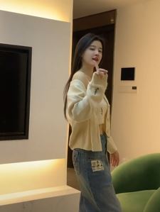 网红小姐姐「小思思」休闲穿搭居家跳魔性扭胯舞! 网友:阳光女孩