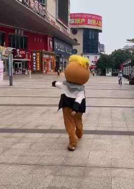 火山小美熊熊搞笑短视频：淑女走六亲不认步