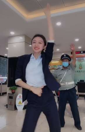 银行小姐姐带领保安一起热舞