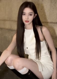 网红模特「刘一琳」穿时尚白色美裙分享街头随拍 网友:甜美佳人