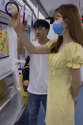 看小姐姐用颜值征服猥琐男