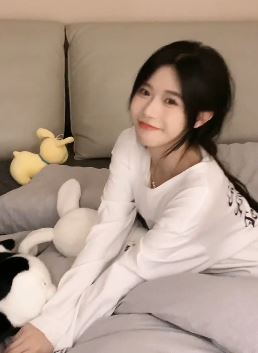 可爱小姐姐「花子饿了」分享好看床照,网友:请和我交往吧