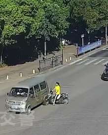 女子骑电动车闯黄灯被判撞负全责