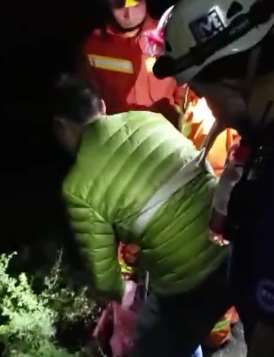 北京一驴友高温中暑被困深山 3方联合救援队连夜赶去营救