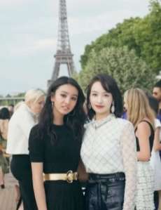 宋茜木村光希巴黎铁塔下合影