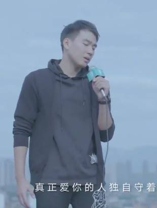 《痴心绝对》翻唱版,声音很像李圣杰,喝的也不错!
