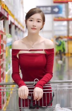 肤白貌美小姐姐「敏敏」一袭红装逛超市 网友:动人心魄的女神!