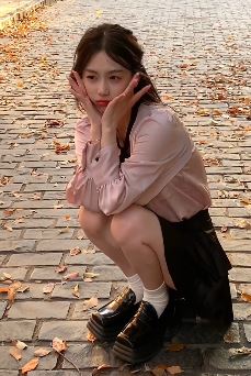 网红小姐姐「舍舍早起了吗」分享上海街头随拍 网友：又御又甜