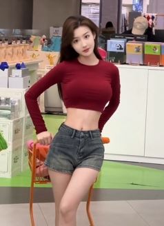 网红美女「小晗同学」露背穿搭分享日常购物vlog 网友:性感撩人