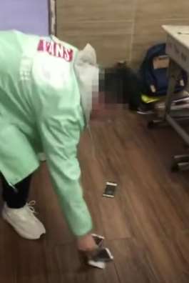 江苏一老师课堂上掌掴学生并砸碎手机