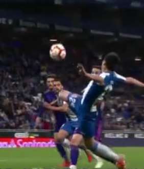 武磊西甲献凌空斩世界波，门将都被这招打蒙了！