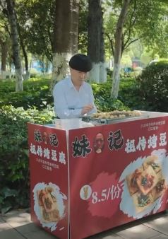 陈翔六点半:细节决定成败,蘑菇头模仿美女穿搭卖豆腐!