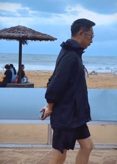 演员林永健分享海边散步随拍,配文:海边遛个弯,吹吹夏末的海风!