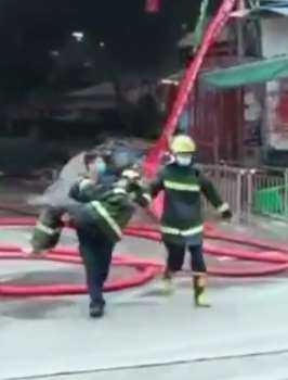 广西一农贸市场突发大火 1消防员救火时不幸牺牲