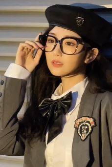 演员毛晓彤分享穿校服随拍，又甜又酷像极了女高