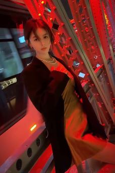 小姐姐「ToTo」站桥上分享上海夜晚美景,网友:我结婚照就是在这拍的