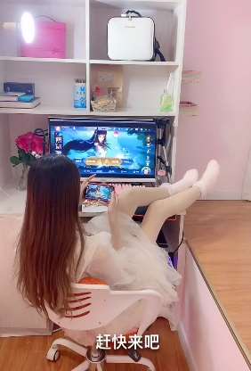 王者荣耀漂亮女主播打游戏的各种姿势