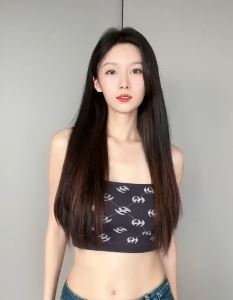 演员王子璇纯欲穿搭居家浅跳 网友：太辣了