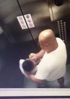 福建一男子电梯内暴打小孩 警方已介入