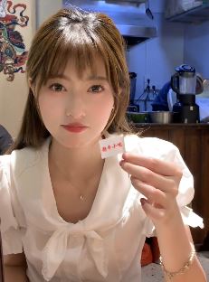 文静小姐姐「像风如你」学院风穿搭户外随拍 网友：好像鞠婧祎