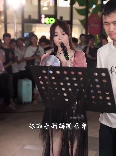 网红歌手鱼闪闪路演献唱《如愿》 除原唱外这是我听过最好听的版本