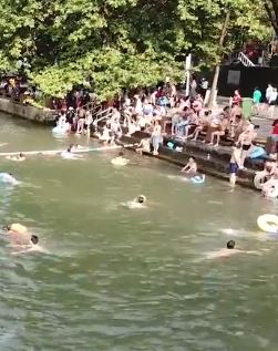 贵阳一景区天然河道规划成游泳场深受游客欢迎