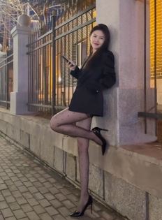 台球女神「曹晓萍」穿黑丝分享夜晚街头随拍,一眼就沦陷!