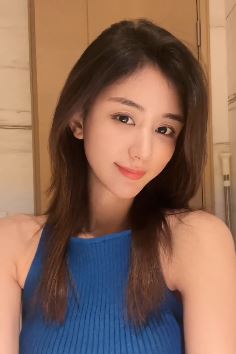 好看小姐姐「月亮睡着了」分享日常居家好状态 配文:今天整个硬曲儿自拍