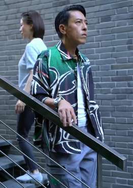 九球天后潘晓婷街头偶遇吕颂贤,认真想了想后喊出对方"名字"