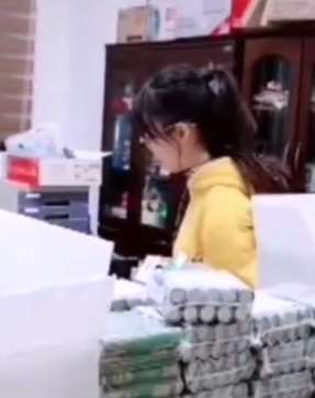 广西一女子怄气，扛6万枚硬币到法院还钱！