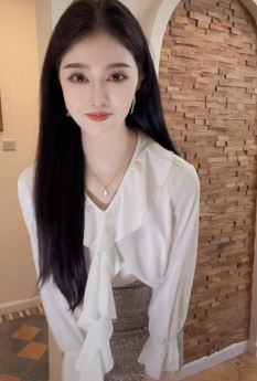 美女主播「黎沫」贵气穿搭居家浅跳,如此御姐越看越爱!