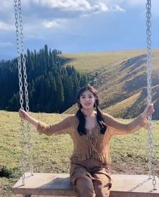 歌手张含韵分享新疆美景，每个镜头都如画般令人陶醉！