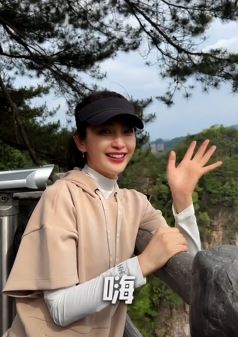 演员李冰冰打卡张家界，带你感受大自然的鬼斧神工！