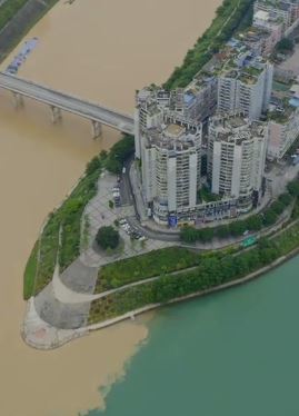 重庆地标之一朝天门 两江交汇现"鸳鸯锅"奇观