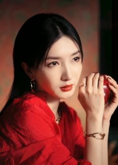 演员江疏影分享盛装Look 看看哪一款造型更漂亮