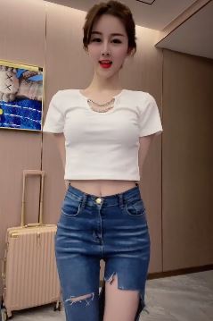 小姐奶的牛仔裤太个性，破这么大的洞还敢穿出来！