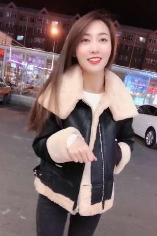 时尚美女街头演唱《寂寞沙洲冷》