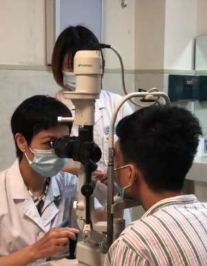 东莞一男子眼睛进虫子差点失明