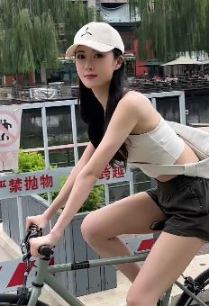 演员曹斐然清凉穿搭分享街头骑行vlog 网友搞笑：自行车卖不卖