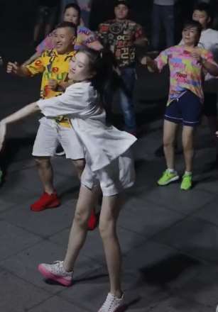 网红小姐姐《大霖Darling》广场热舞 舞姿轻快人又漂亮
