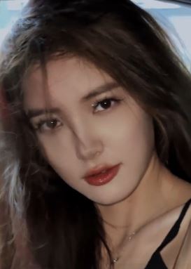 好看小姐姐「图图miss」分享车内随拍,配文:永远自由如风,永远为自己着迷