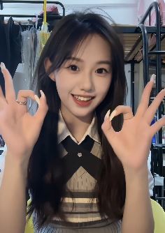 女大学生「美的可以下饭了」学院风穿搭寝室浅跳 网友:美的可以充饥了