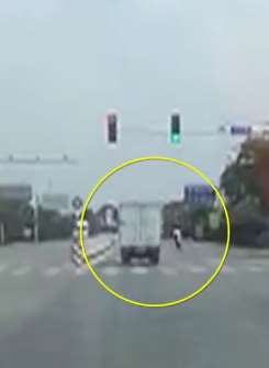 淄博一男子跑步时被货车撞飞，整个人却没事命真大！