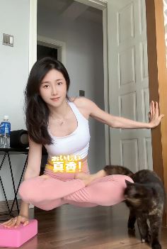 迷人小姐姐「张琳丹」分享练瑜伽vlog 网友：这动作我做不到